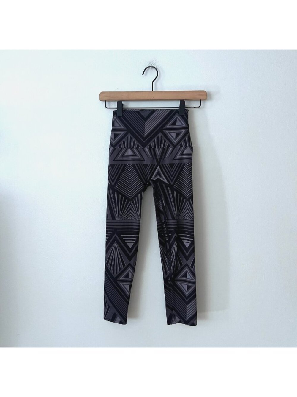 K-Deer Black Gray Geometric Print Capri Leggings Women's Size XS